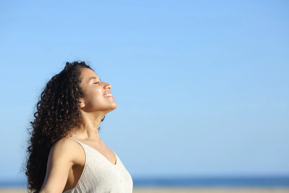 A woman practices gratitude in recovery.