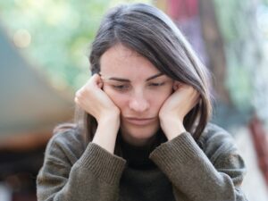 women sitting signs of a high functioning alcoholic
